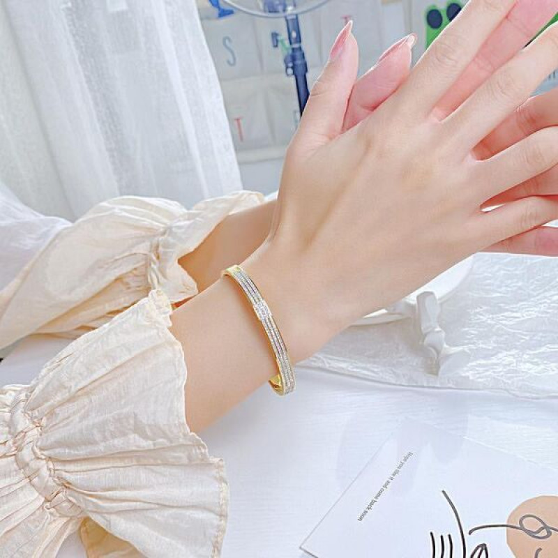 luxury Glitter Shining bracelet  (কালার গ্যারান্টি)