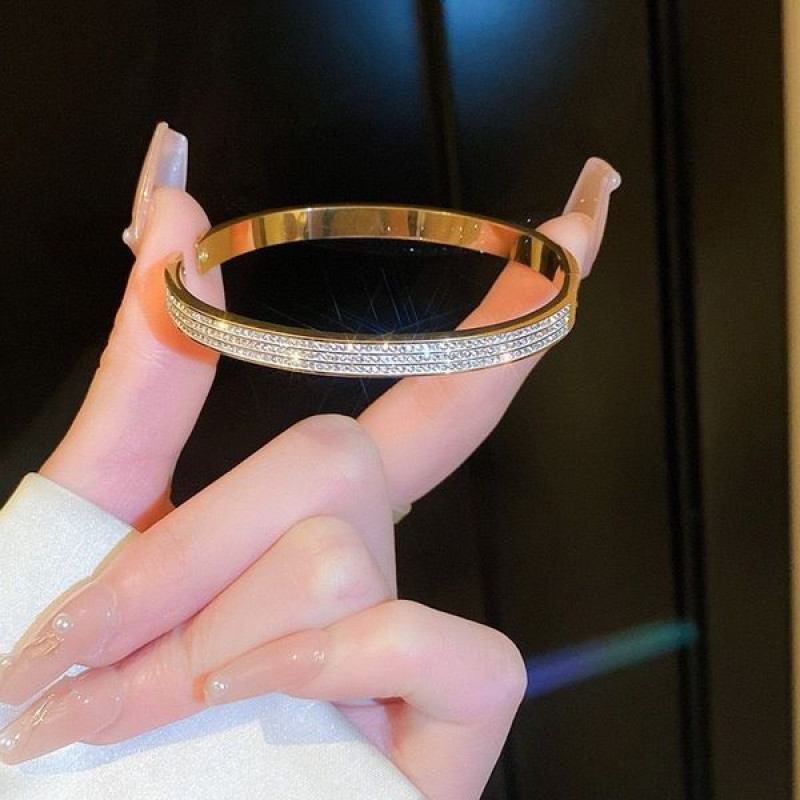 Luxury korean bracelet  (কালার গ্যারান্টি)